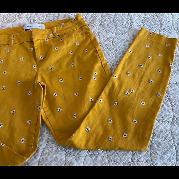 Old Navy Cropped Pixie Pants—Yellow with Embroidered Daisies - Picture 8 of 8